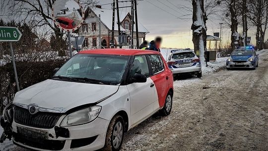 Samochód osobowy zderzył się z radiowozem. Kierowca nie ustąpił pierwszeństwa przejazdu, policjanci trafili do szpitala