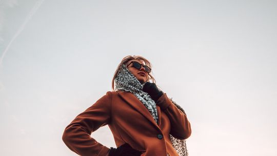 Satysfakcjonujące zakupy zimowe – jak wybierać odzież, która rozgrzeje i będzie stylowa zarazem?