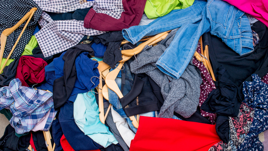 Segregacja tekstyliów. Stare ręczniki czekają na swoje miejsce