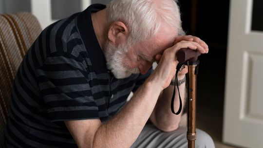 Seniorzy pod kreską i na celowniku oszustów. Miliardy złotych długu