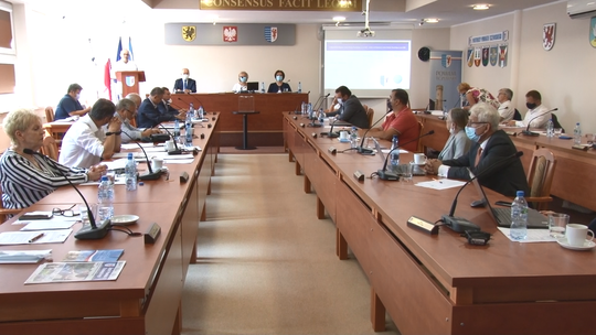 Sesja Rady Powiatu Tczewskiego trwała prawie 9 godzin. Nie zakończyła się odwołaniem starosty