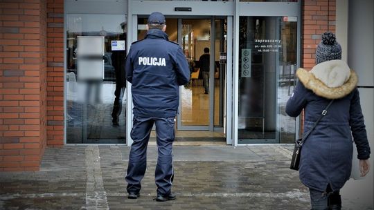 Setki interwencji lokalnych policjantów - trwają intensywne kontrole dotyczące przestrzegania obostrzeń