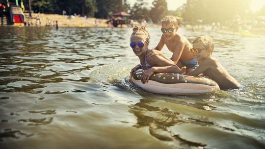 Sezon kąpieliskowy otwarty. Jak bezpiecznie wypoczywać nad wodą?