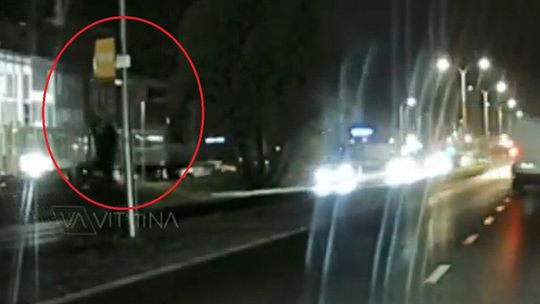 Siekiera i młotek. Fotoradar działał tylko dobę, bo ktoś go bardzo nie lubi [WIDEO]