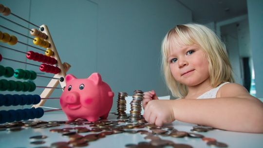 Skarbonka, kieszonkowe, czy karta? Jak nauczyć dzieci oszczędzania?