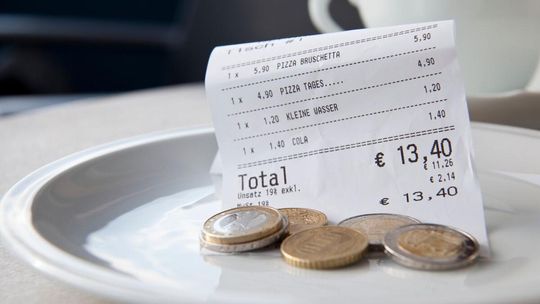 Skarbówka ma oko na kelnerów. Mocno interesuje się napiwkami