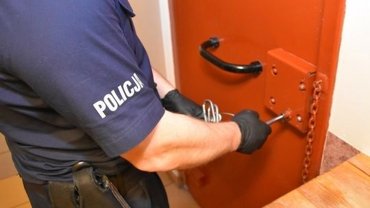 Skarszewy: Nietrzeźwy 21-latek z zakazem kierowania pojazdami jechał quadem bez OC i badania technicznego. Uderzył w policyjny radiowóz