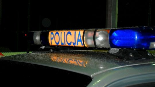 Skarszewy: Pijany kierowca wjechał na wysepkę, uderzył w znak drogowy i zatrzymał się na poboczu