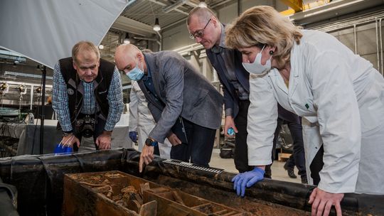 Skrzynia wydobyta z wraku „Karlsruhe” w Centrum Konserwacji Wraków Statków w Tczewie