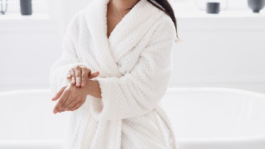 Skuteczne sposoby na popękaną skórę dłoni