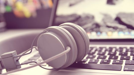 Słuchawki do pracy w biurze – bezprzewodowy sprzęt