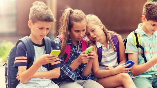 Smartfony w szkołach. Wiemy, co rodzice sądzą o zakazie korzystanie z nich