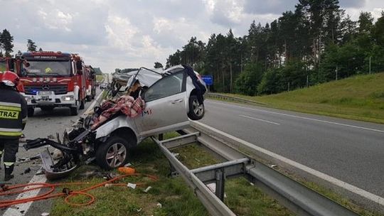 Śmiertelny wypadek na A1. Po zderzeniu z ciężarówką samochód osobowy uderzył w bariery [AKTUALIZACJA]