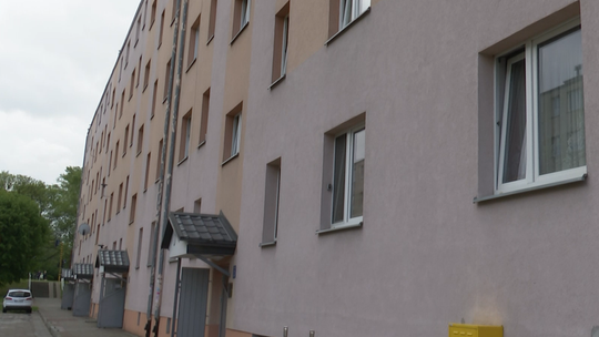 Spółdzielnia Mieszkaniowa w Tczewie montuje specjalne krzesełka dla osób z niepełnosprawnościami i starszych 