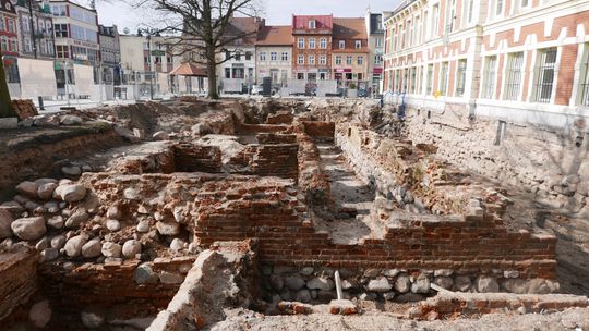 Średniowieczne mury starogardzkiego Ratusza zostaną... zasypane