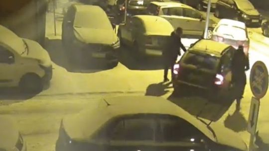 Starogard Gdański: Kobieta uszkodziła kilka aut i odjechała z miejsca zdarzenia. Teraz szuka jej policja [NAGRANIE]