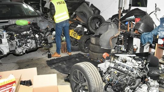 Starogard Gdański: Policja zlikwidowała dziuplę samochodową i zabezpieczyła nielegalne wyroby tytoniowe [ZDJĘCIA]