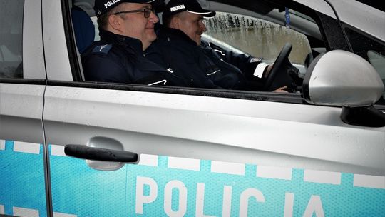 Starsza kobieta z cukrzycą zasłabła podczas zakupów. Pomogli jej policjanci