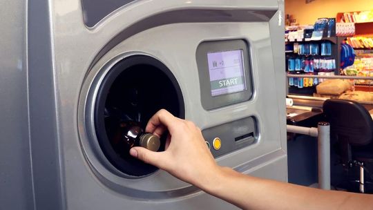 Stos butelek w domu. Czy zdążysz je oddać przed 1 października?