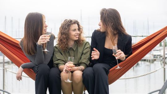 Strefa chillout w hotelu i na evencie. Hamaki, leżaki i poduszki, które promują markę