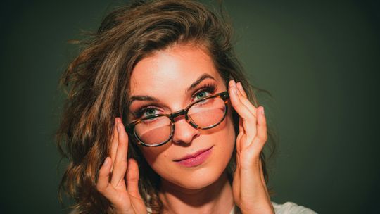 Stylowe oprawki damskie kocie oczy — jak dobrać idealny model?