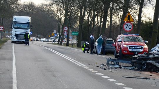 Sucumin: Czołowe zderzenie osobówki z ciężarówką. Kierowca w szpitalu