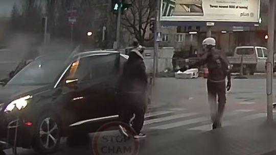 SUV-em na czerwonym świetle. Tym razem to rowerzysta był agresywny [WIDEO]