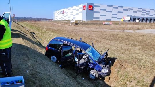 Swarożyn: Czołowe zderzenie dwóch samochodów osobowych