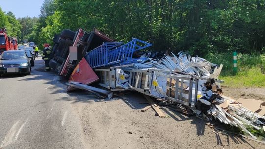 Swarożyn: Samochód ciężarowy wpadł do rowu