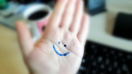 Światowy Dzień Adopcji. Namaluj na dłoni uśmiechniętą buźkę! 