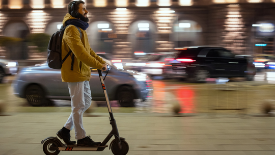 Szara strefa na dwóch kółkach. Tysiące niebezpiecznych hulajnóg trafia do Polski