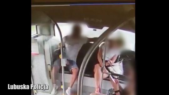 Szokujące sceny w miejskim autobusie. Policja publikuje nagranie