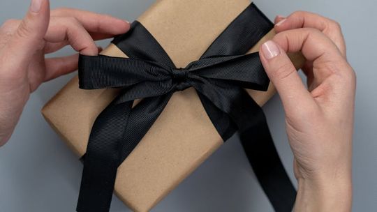 Szukasz prezentu idealnego? Postaw na ręczniki i ręcznie zdobioną ceramikę, która zachwyci każdego