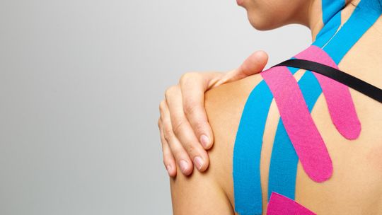 Szybsza regeneracja bez leków? Sprawdź, jak wspierać mięśnie taśmami