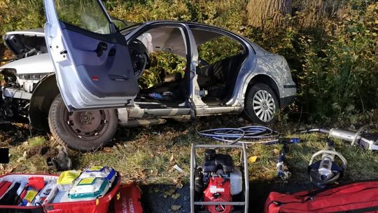 Szymankowo: Samochód uderzył w drzewo