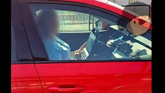 Ta pani ma kłopoty przez jeden film. Nagrali, jak prowadzi samochód [WIDEO]