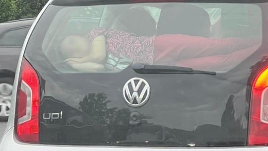 Tak na pewno nie przewozi się dziecka. Policja pokazuje zdjęcie i szuka kierowcy volkswagena
