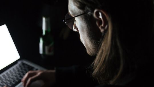 Tak przejmują konta WhatsApp. Cyberatak na Żabkę