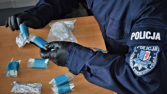 Tczew: 366 tabletek extazy oraz prawie 18 gramów amfetaminy w mieszkaniu 20-latka