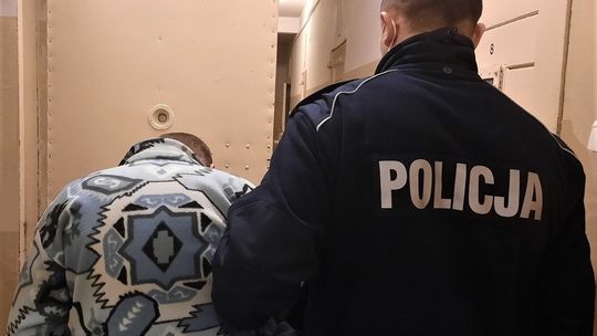 Tczew: 41-latek groził nożem ochroniarzowi w sklepie. Był pijany