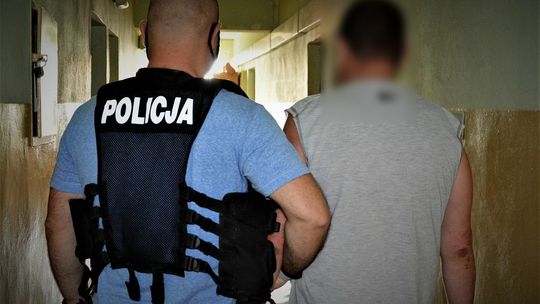 Tczew: 49-latek znalazł kartę bankomatową i płacił nią za zakupy