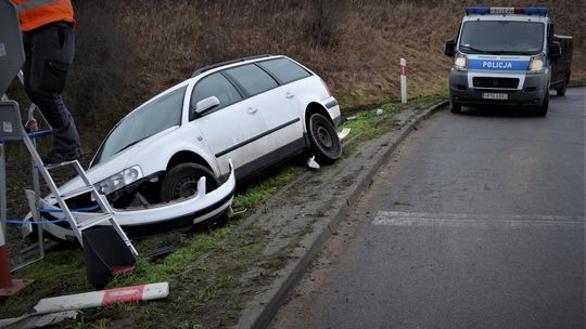 Tczew: 55-letni kierowca uderzył w znak i sygnalizator świetlny