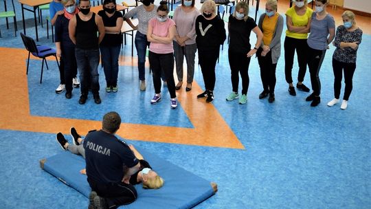 Tczew: Dzielnicowy przeprowadził warsztaty samoobrony dla pracowników socjalnych