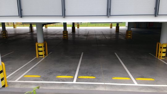 Tczew: Młody mężczyzna obciął 34 lampy na parkingu przy dworcu