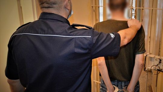 Tczew: Płacił znalezioną kartą płatniczą. Usłyszy 15 zarzutów