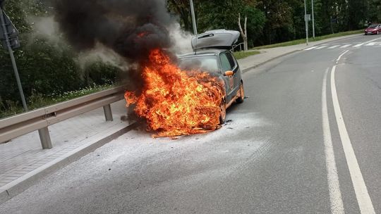 TCZEW: Płonące auto na ulicy 1 maja. W zdarzeniu nikt nie ucierpiał