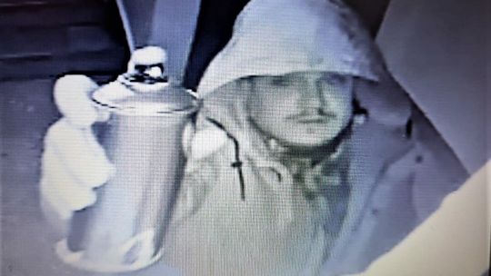 Tczew: Policja prowadzi poszukiwania mężczyzny, który uszkodził kamery monitoringu