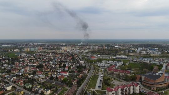 Tczew: Pożar opon i śmieci na terenie byłej drożdżowni