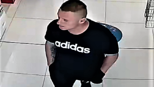 Tczew: Ukradł perfumy. Teraz szuka go policja