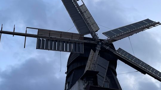 Tczew: Uszkodzenie zabytkowego wiatraka po niedawnej renowacji. Mechanizm uruchomił wiatr